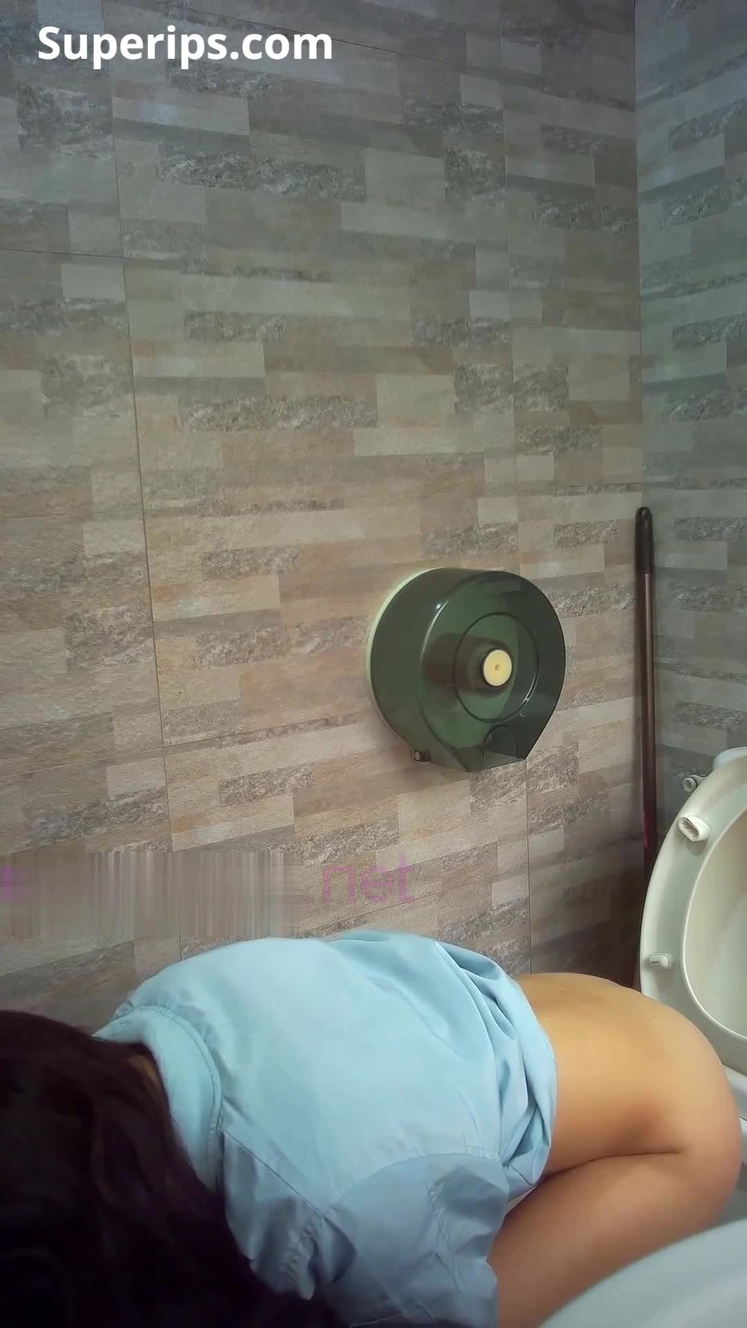 Spy Toilet – Young Chinese girls are filmed in the toilet
