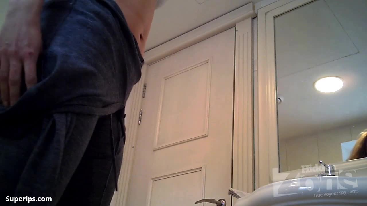Spy Toilet – European women use the sanitary facilities