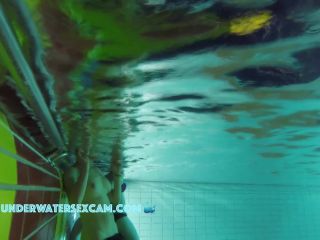 Underwatersexcam.com- Exhibitionist lady in a public pool