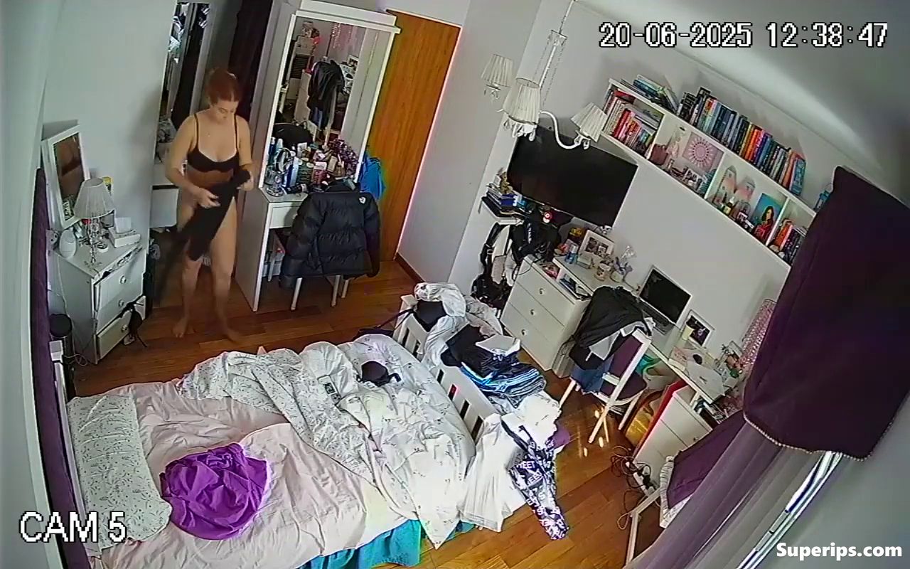 IPCAM – Redhead teenage girl completely naked