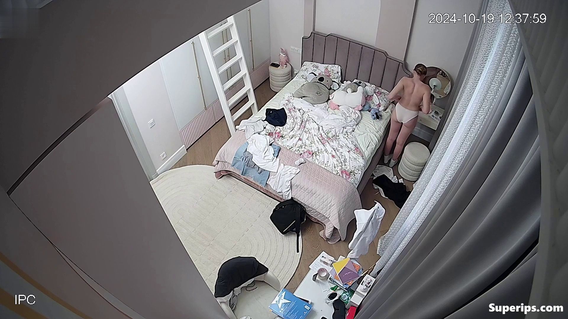 IPCAM – Ukrainian college girl changes her clothes