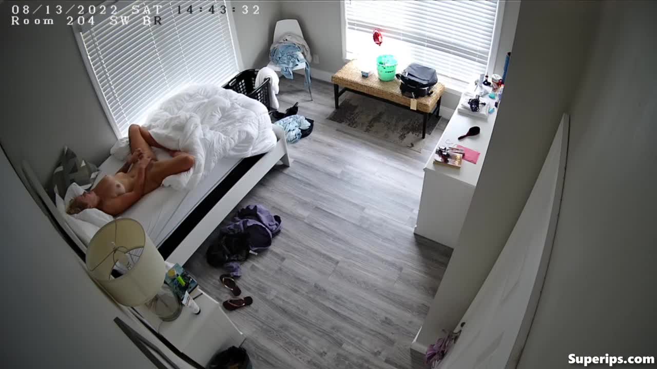 IPCAM – Canadian mother masturbates on her bed