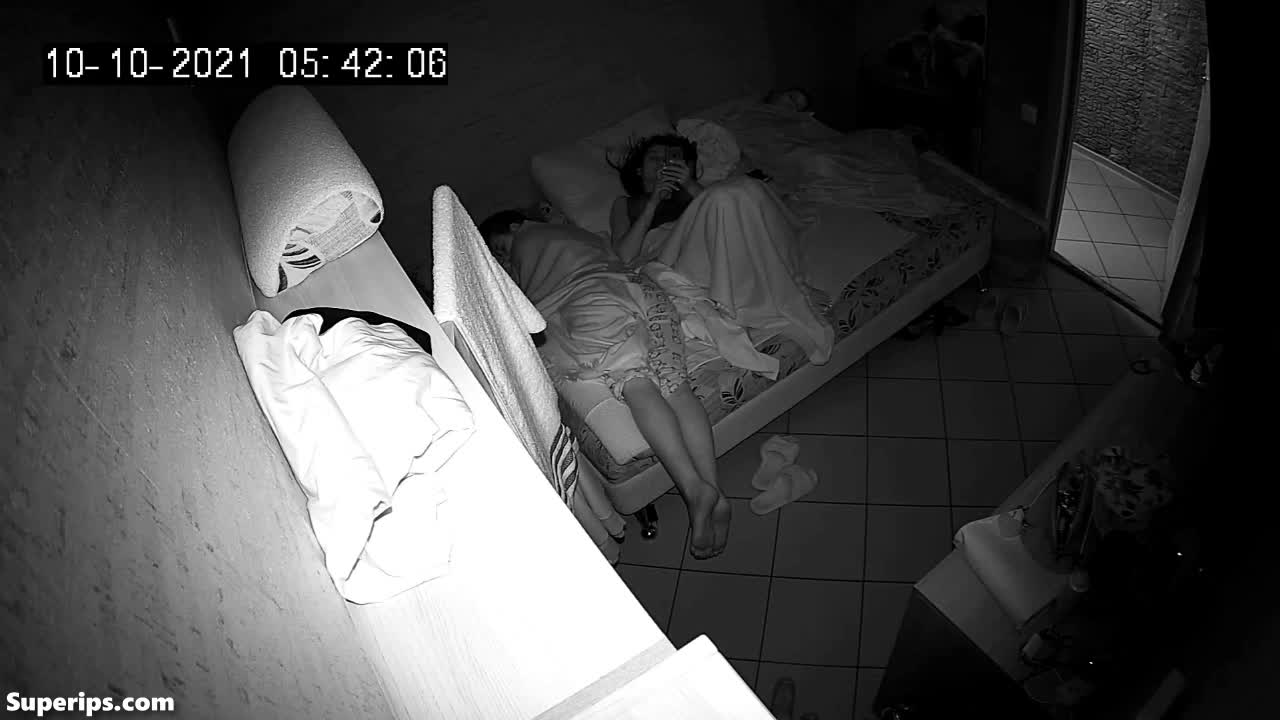 IPCAM – British college sisters sleep together in a room