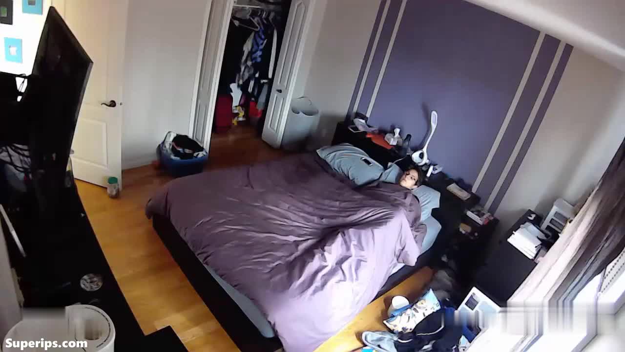 IPCAM – Single American woman masturbates in her bed
