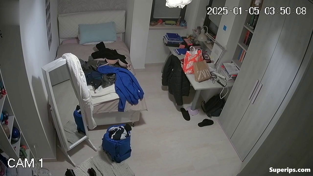 IPCAM – Italian nerdy girl changes clothes