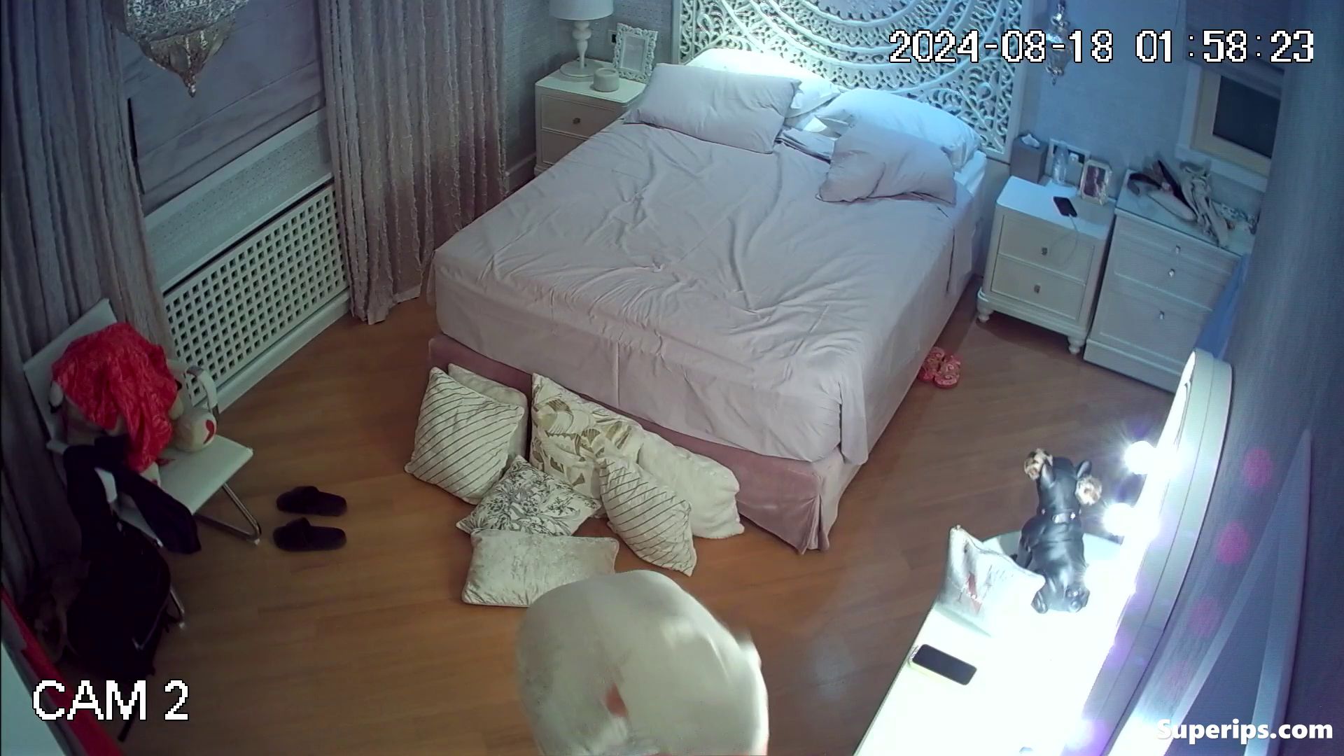 IPCAM – British twin sisters get dressed in their room