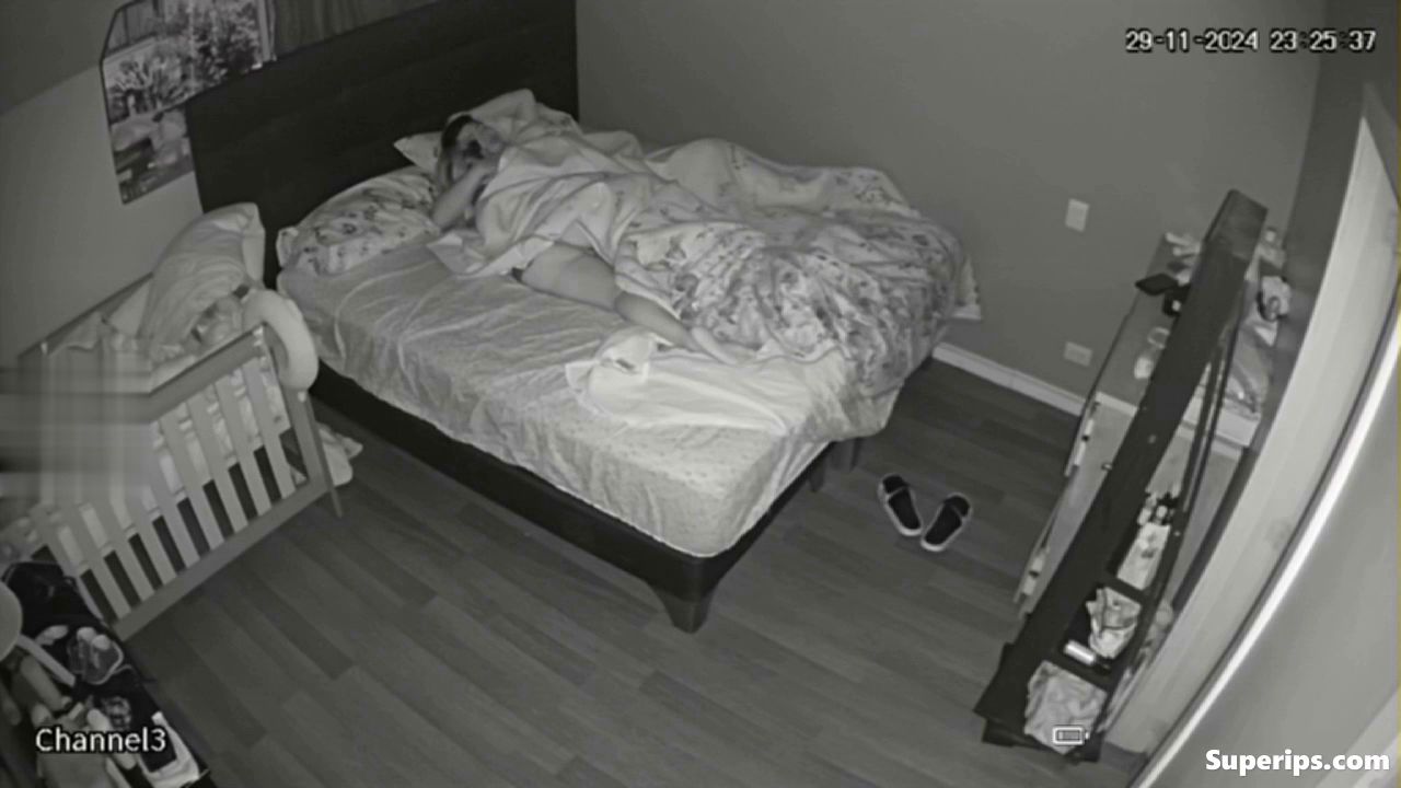 IPCAM – Naughty mother gets penetrated in her bed
