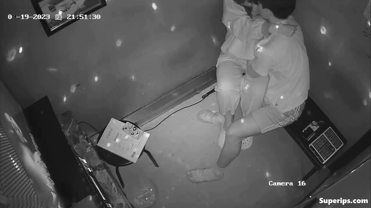 IPCAM – Asian teenage couple masturbate in karaoke