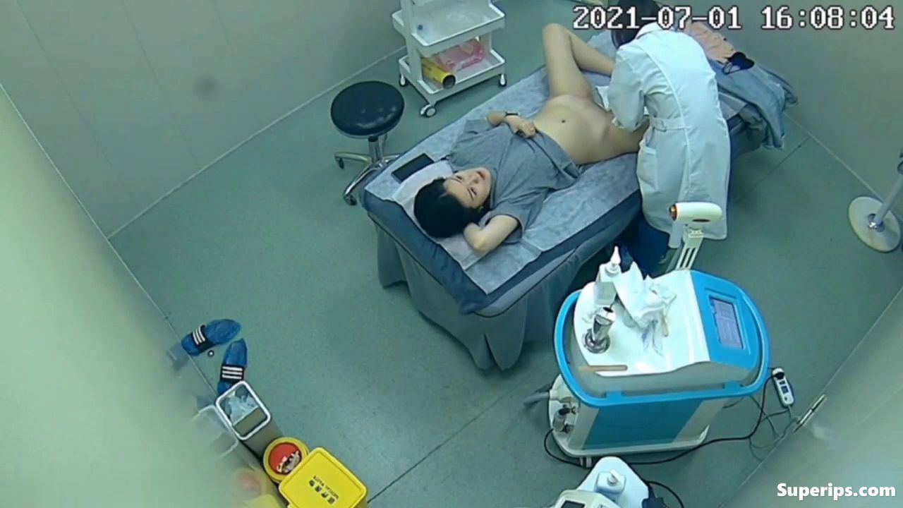 IPCAM – Korean girls get their pussies waxed