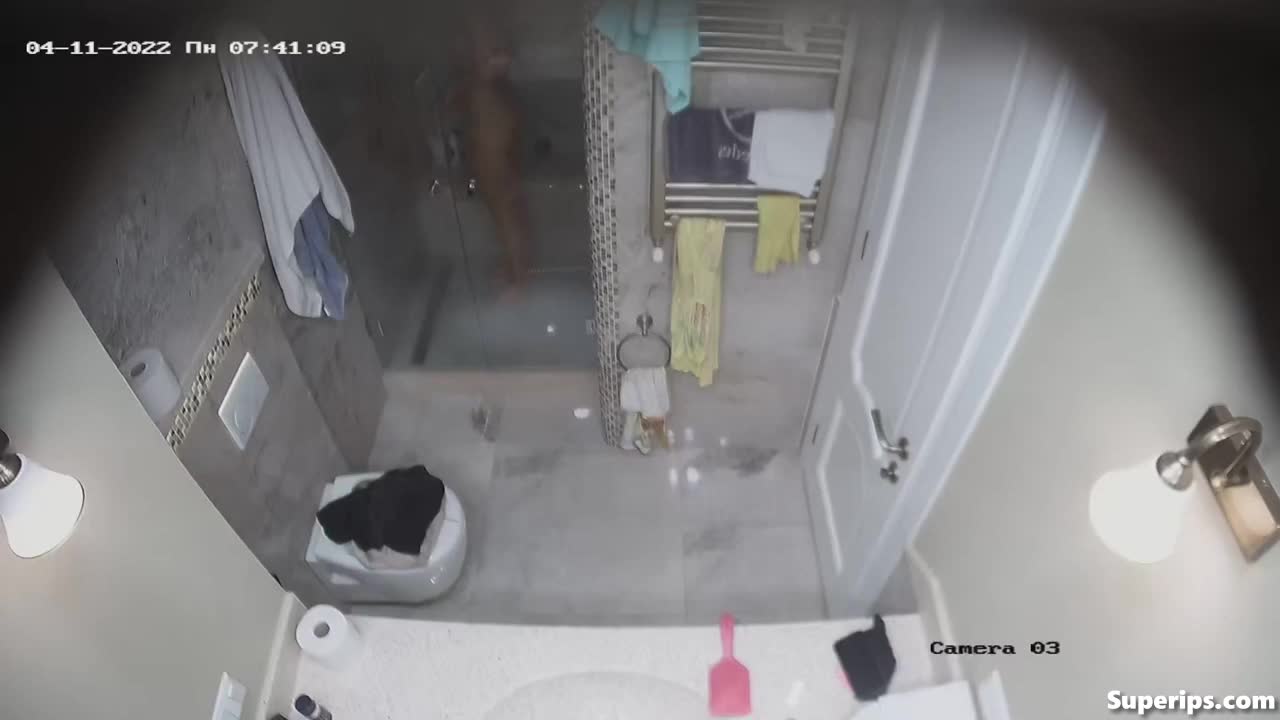IPCAM – European glasses girl bathroom routine