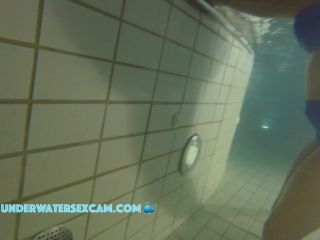 Underwatersexcam.com- Milf plays with jet stream