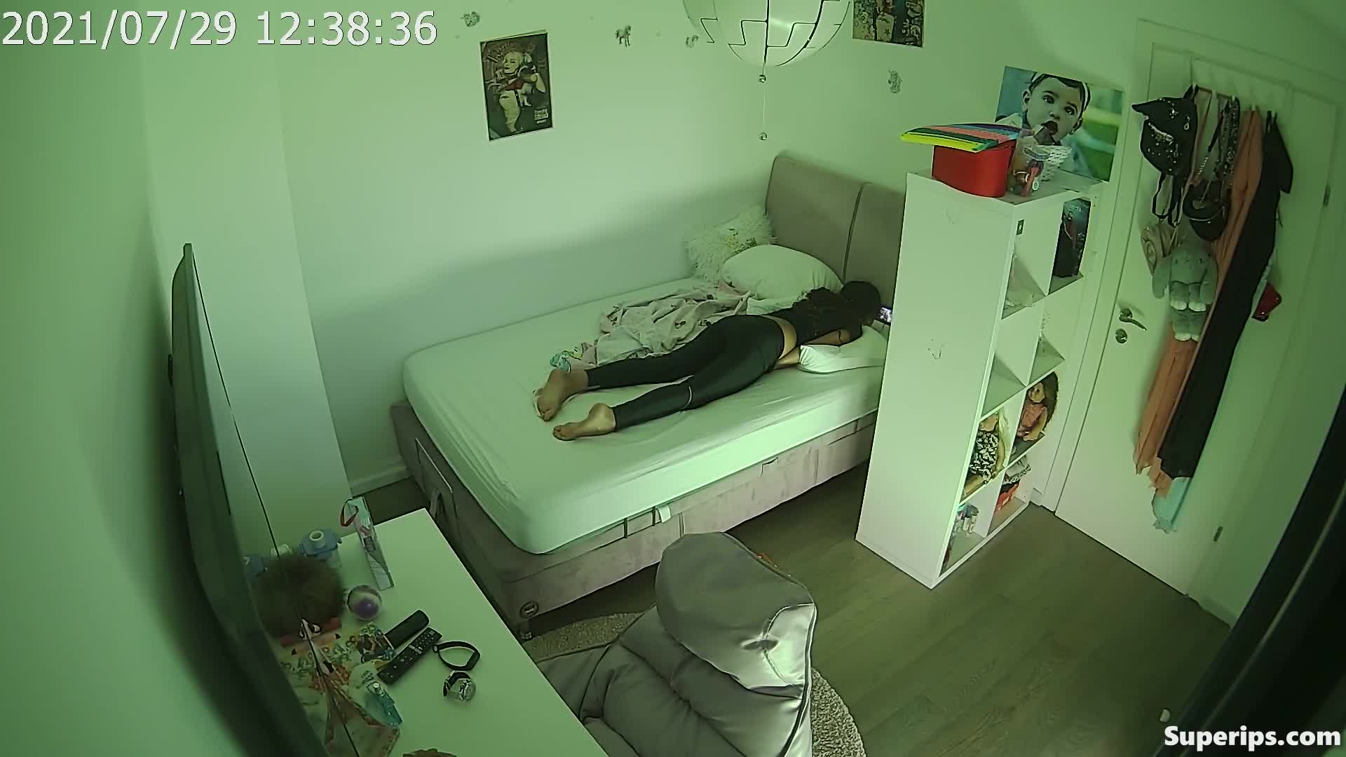 IPCAM – Naughty Italian teenager masturbates on her bed