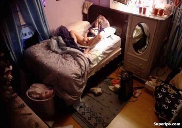 IPCAM – Canadian blonde girl masturbates on her bed