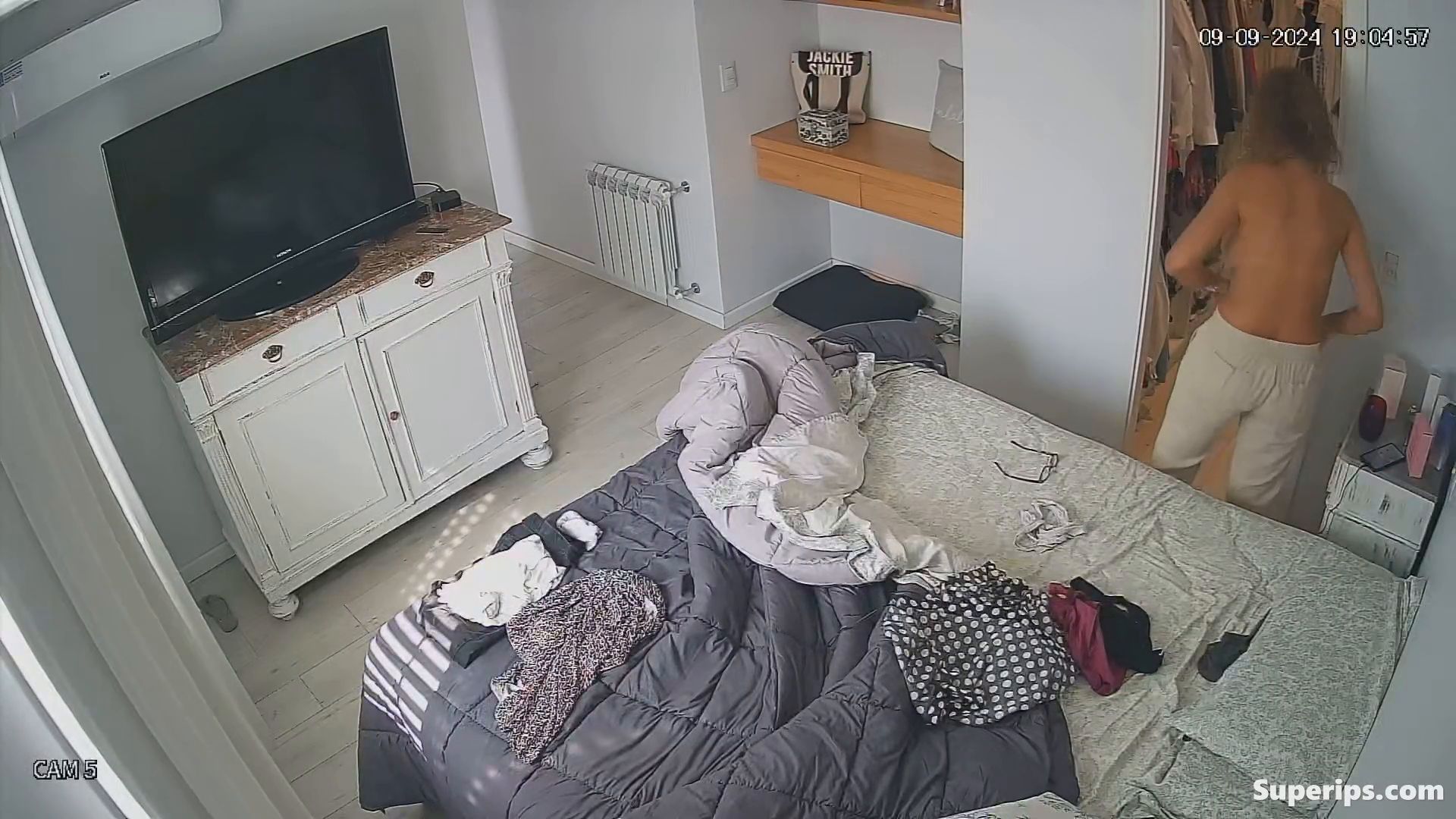 IPCAM – British Milf gets dressed in her room