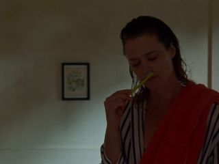 Nudeceleb- Ariane Labed, Mackenzie Davis, Nadine Labaki, Freya Hannan-Mills – Swimming Home (2024) HD 1080p