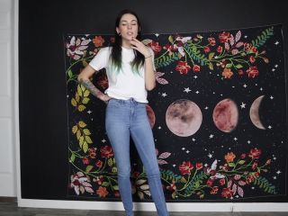 Private-recordings-of-webcam-models- LizRawWorker-Desperate-toPee