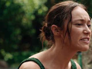 Nudeceleb- Kaitlyn Dever, Tilda Cobham-Hervey, Alycia Debnam-Carey – Apple Cider Vinegar s01e01-05 (2025) HD 1080p