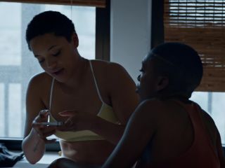 Nudeceleb- Jacqueline Toboni, Sophia Bush, Kenzie Elizabeth, Kiersey Clemons – Easy s03e03 (2019) HD 1080p