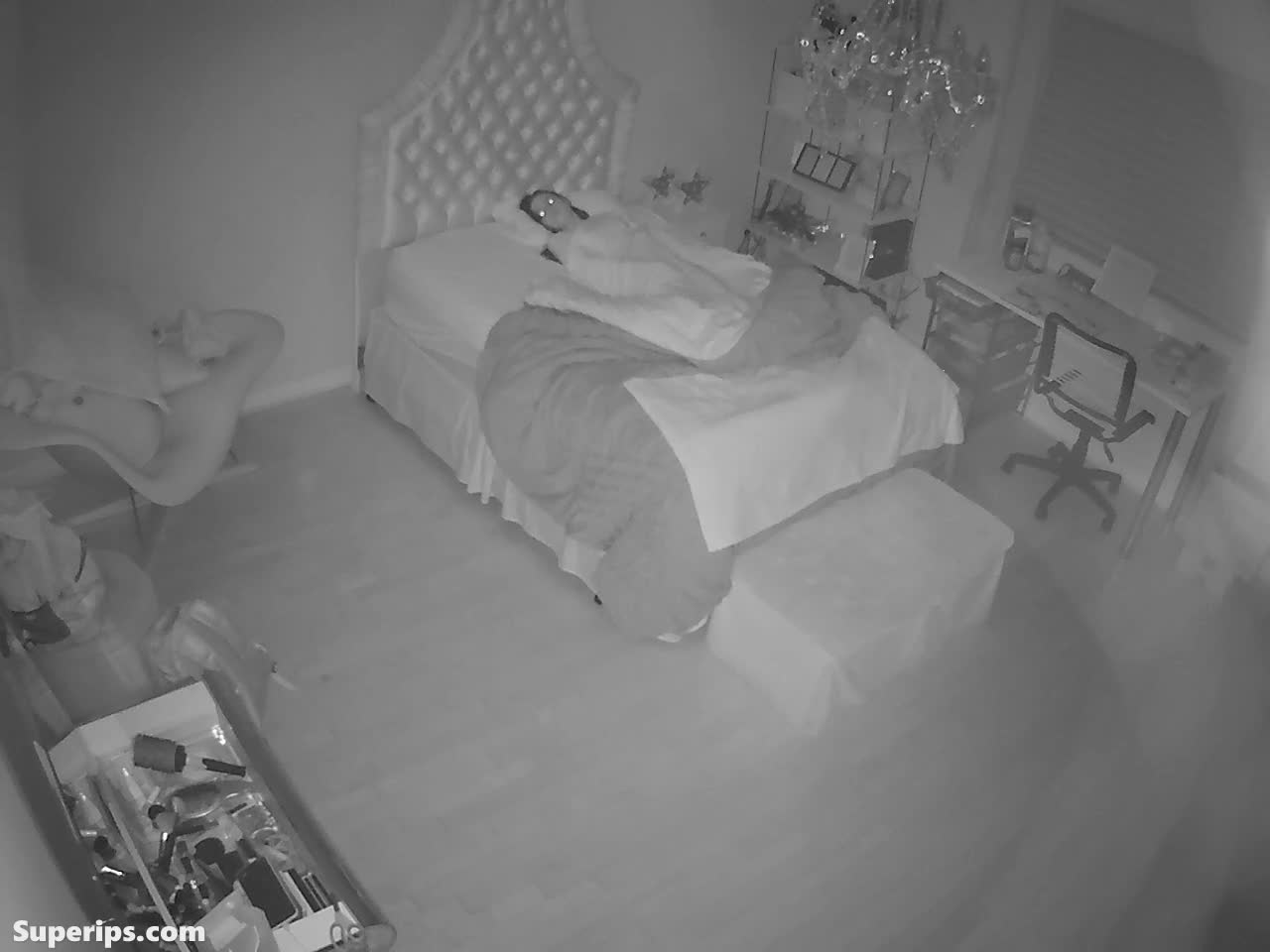 IPCAM – Petite teen girl masturbates under the sheets