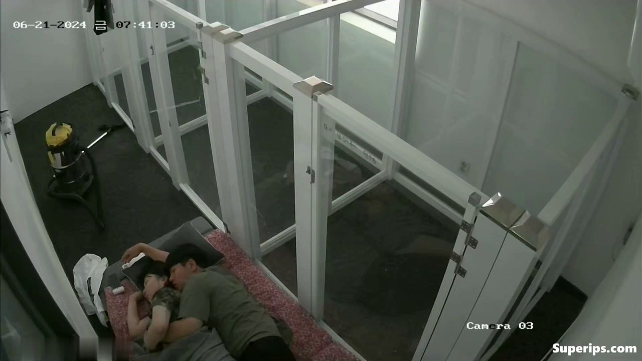 IPCAM – Korean college couple fucks in the locker room
