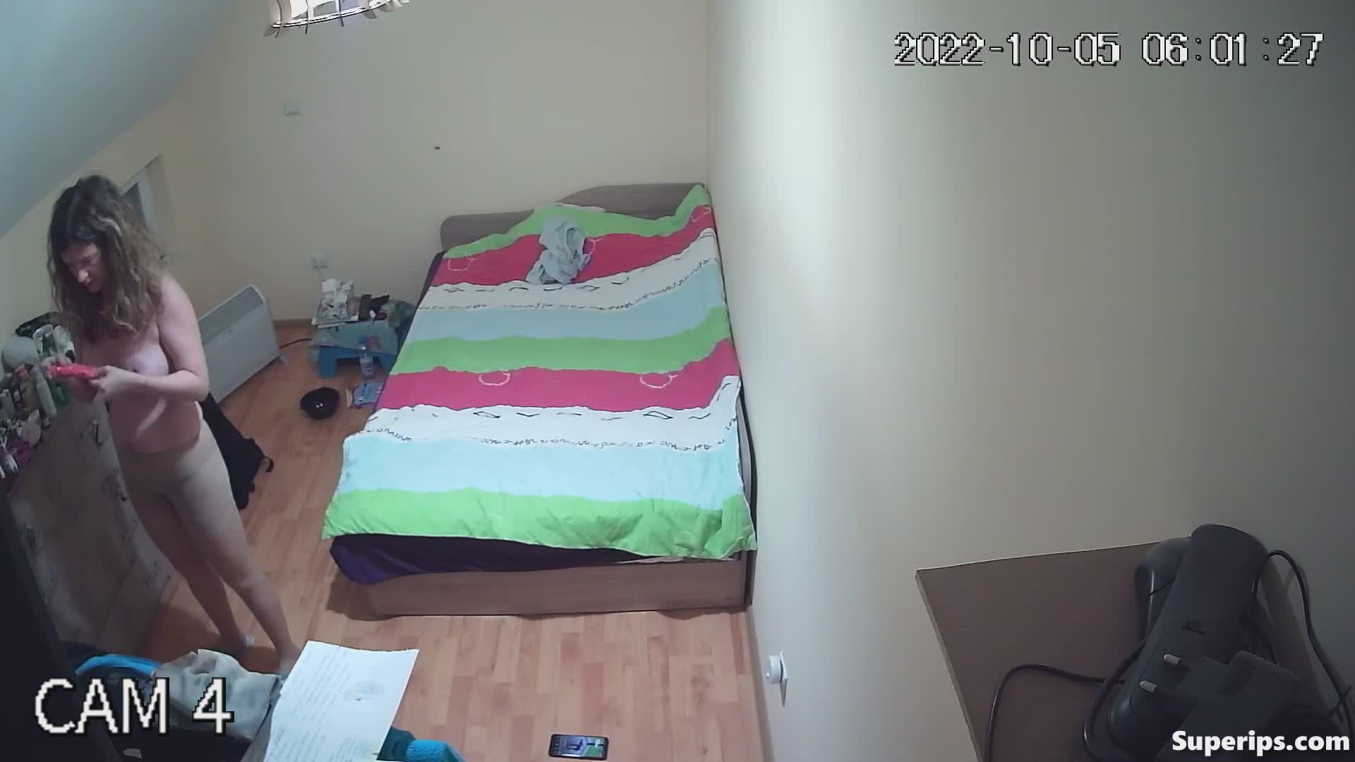 IPCAM – Chubby German teenager changes her clothes