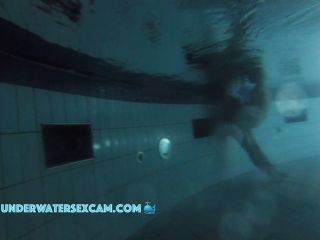 Underwatersexcam.com- She does not mp4e sex