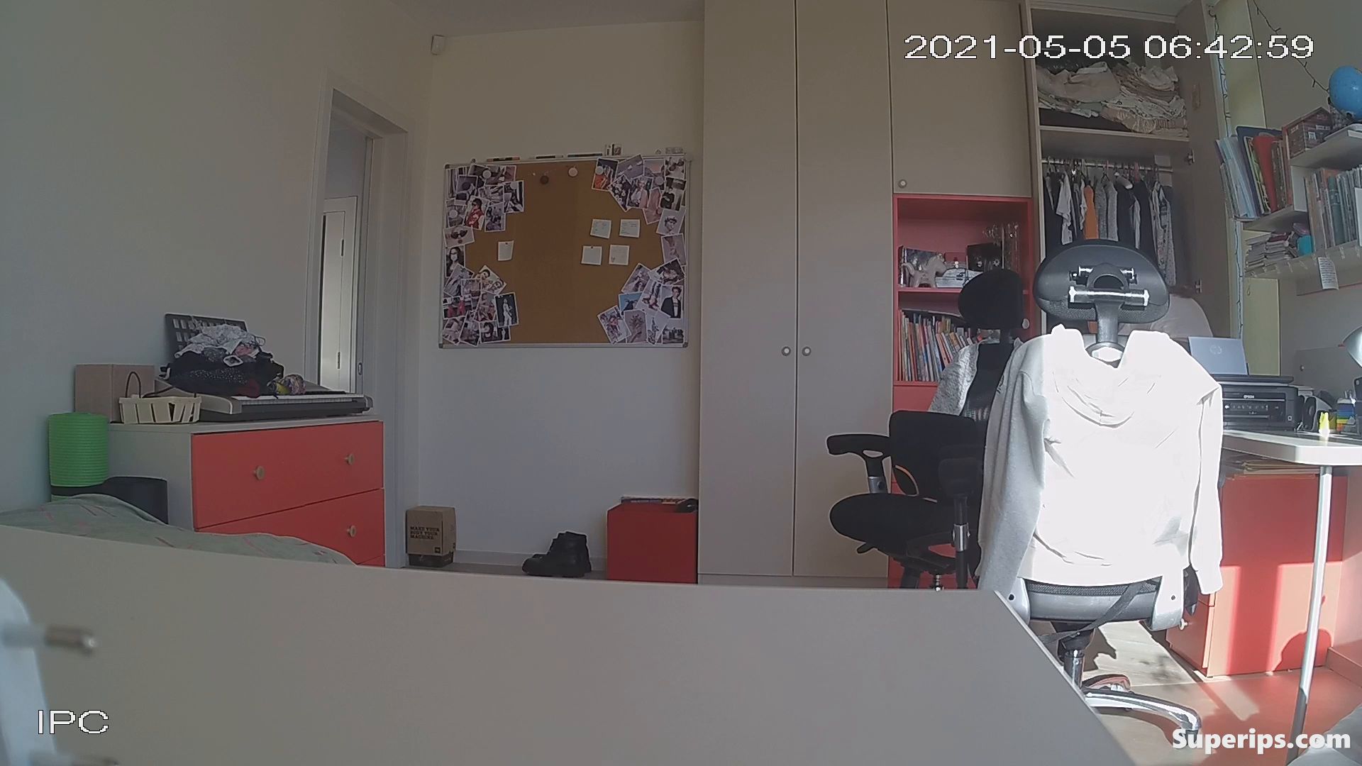 IPCAM – Blonde girl with glasses gets dressed in her room