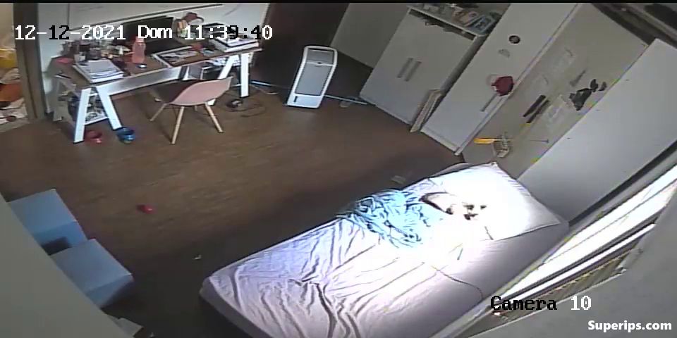 IPCAM – Cute teenage girl naked watching porn