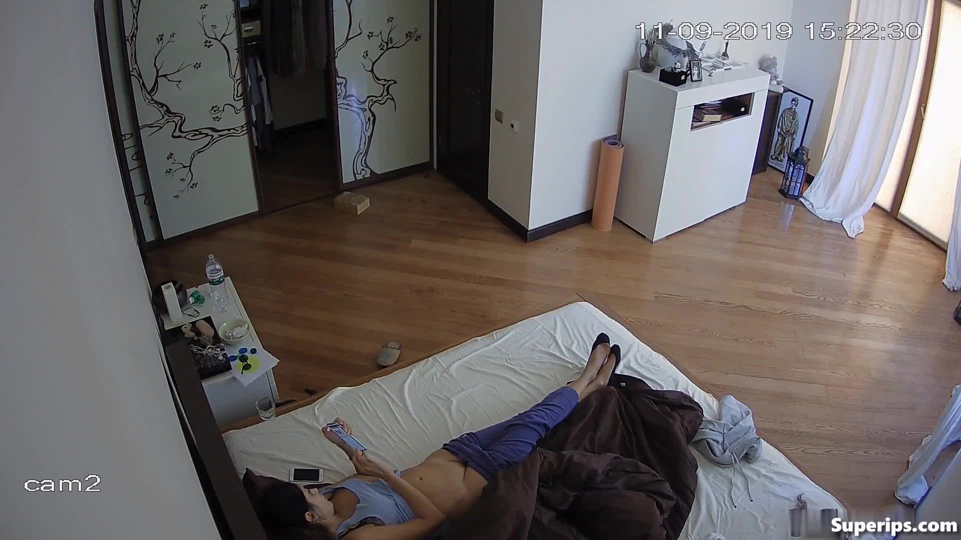 IPCAM – British skinny girl masturbates on her bed