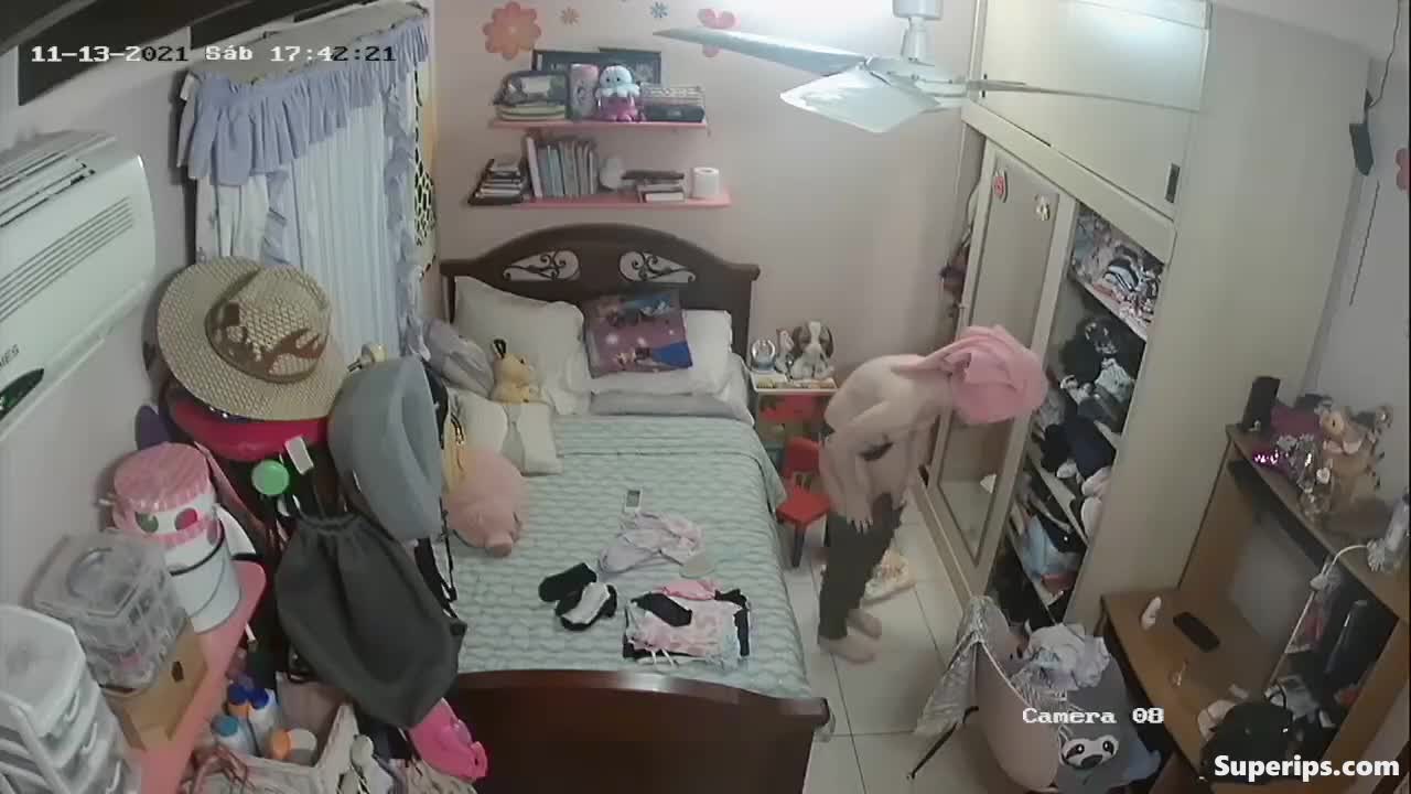IPCAM – Pale Latina gets dressed in her room