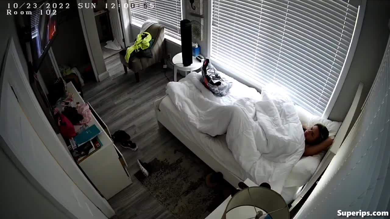 IPCAM – Blonde Canadian girl masturbates on her bed