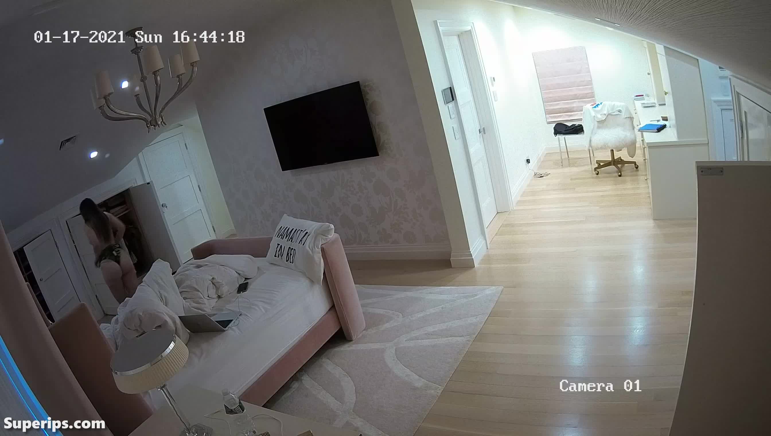 IPCAM – Rare German college girl changes her clothes