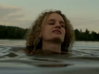 Nudeceleb- Laura Ranfaing, Meredith Cantau – Hier j_etais deux (2012)