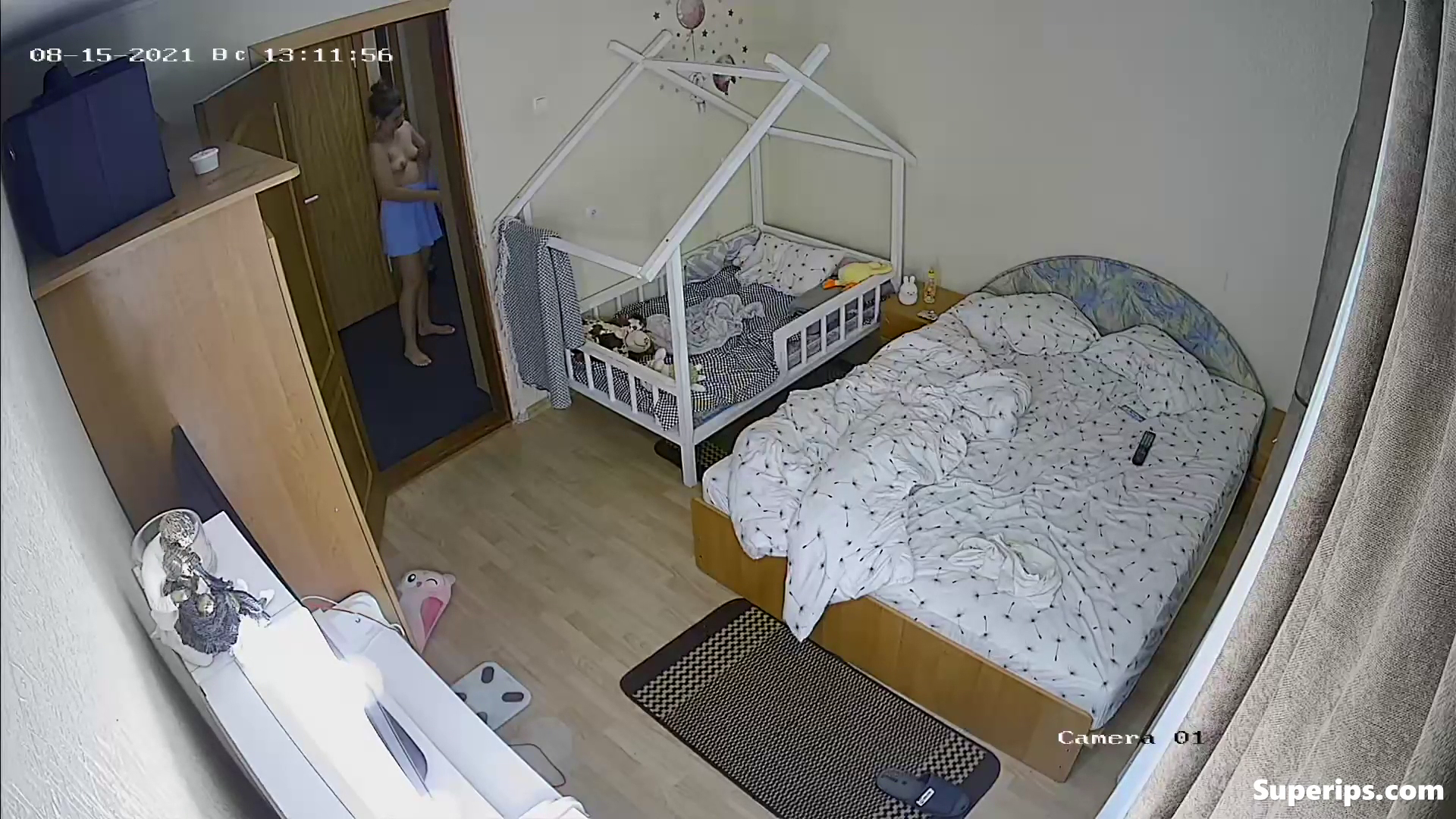IPCAM – Teen mom gets dressed in her room