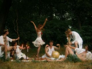 Nudeceleb- Hannah Victoria Zieziula, Agnes Thi-Mai – Neonazur (2022) HD 1080p