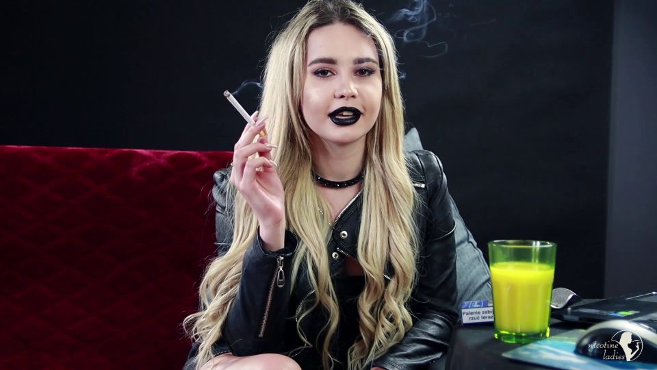 Mia loves smoking Nicotine Ladies