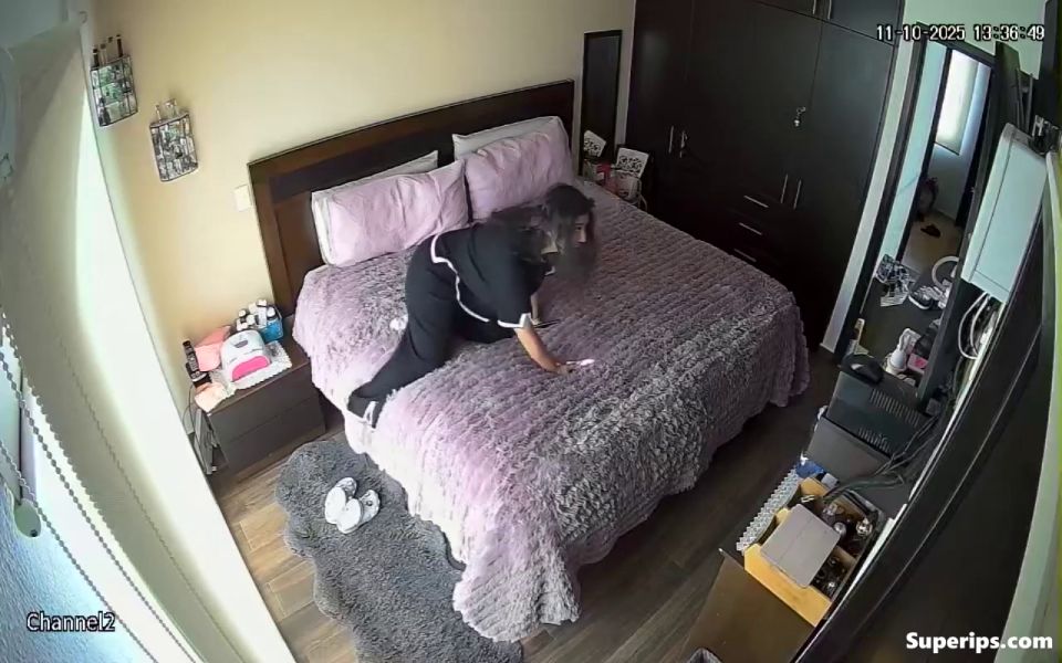 IPCAM – Hot Latina mom masturbates in her bedroom