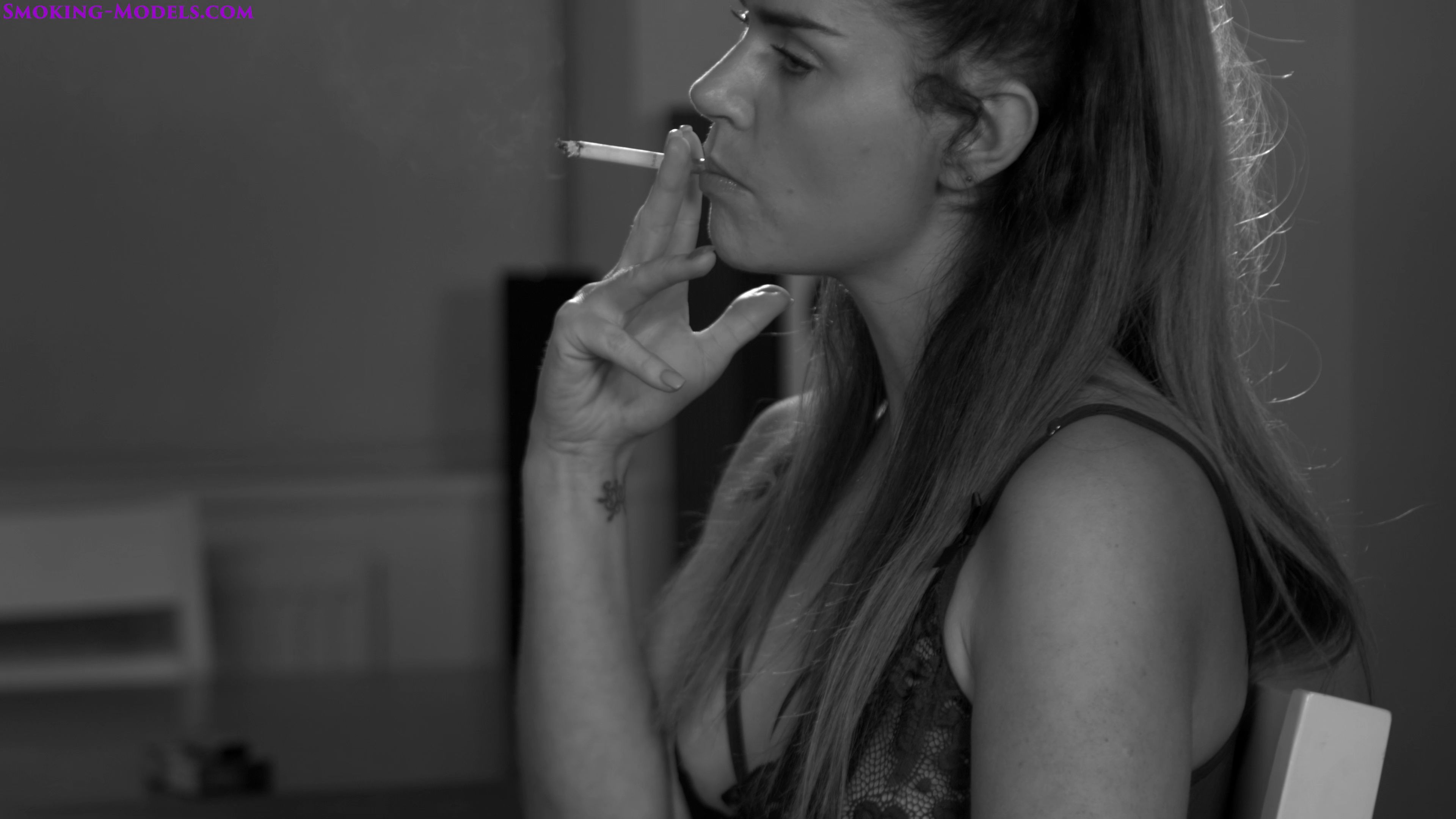 Lissa Vice black and white smoking corks 100s Smoking Models