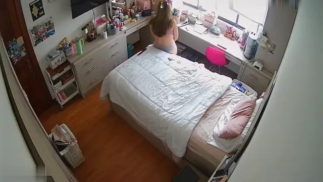 IPCAM – British Teen Girl Shows White Ass After Shower