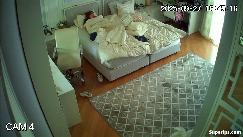 IPCAM – Nerdy teenage girl masturbates for an hour