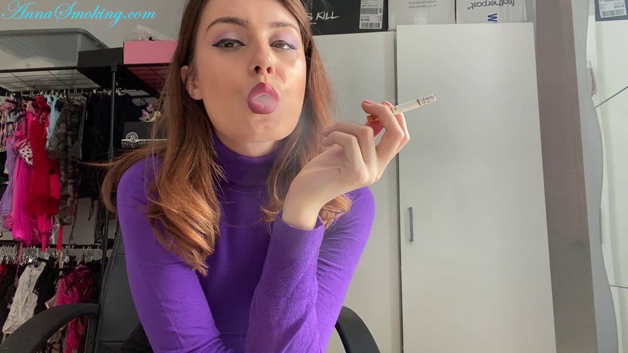 Smoking Marlboro Gold corks Anna Smoking