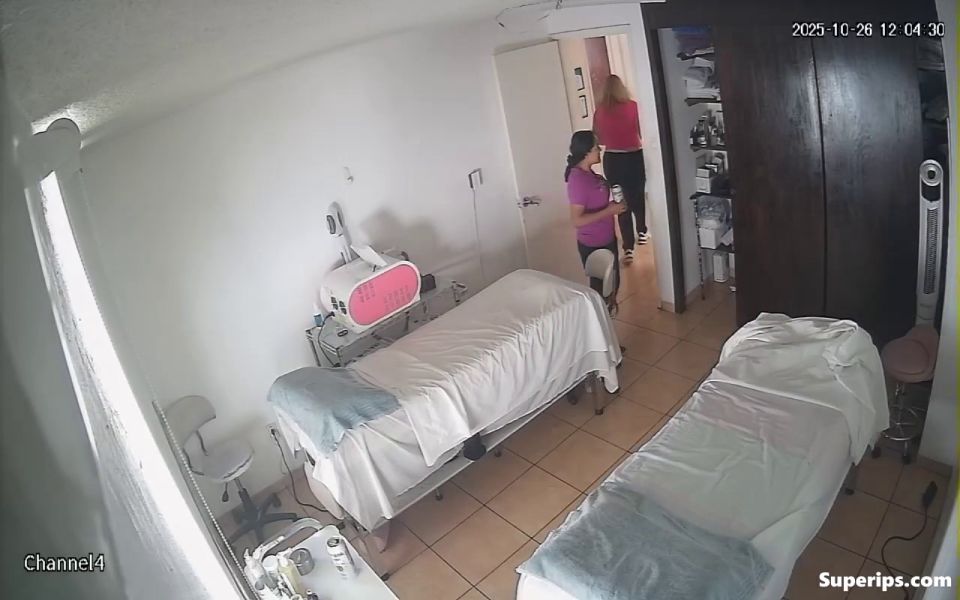 IPCAM – Italian MILF doctor gropes her client