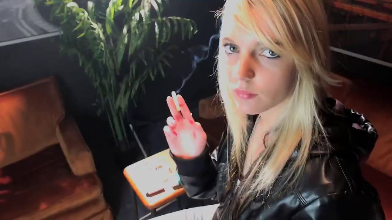 Smoking Model House #768
