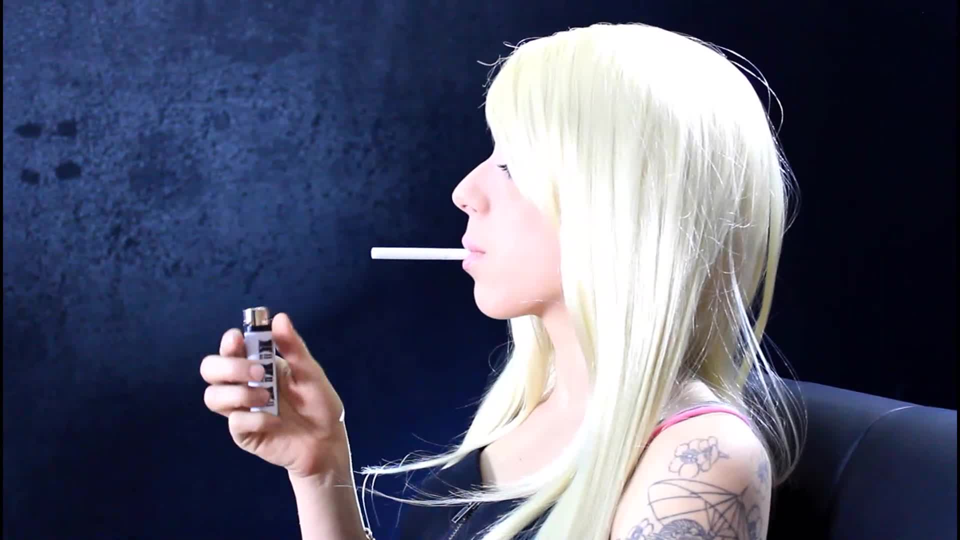 Lynette Sexy Blonde Smoker