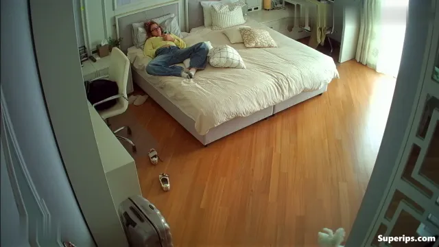 IPCAM – Nerdy German College Girl Clit Masturbation