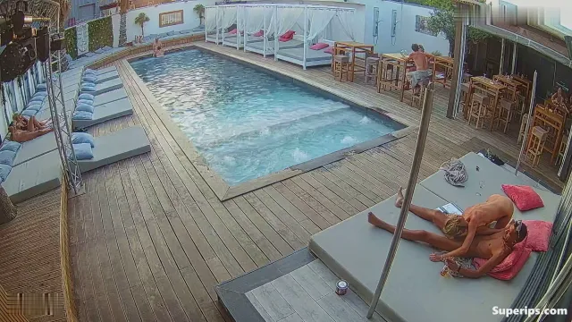 IPCAM – American MILF Mom Public Pool Fuck