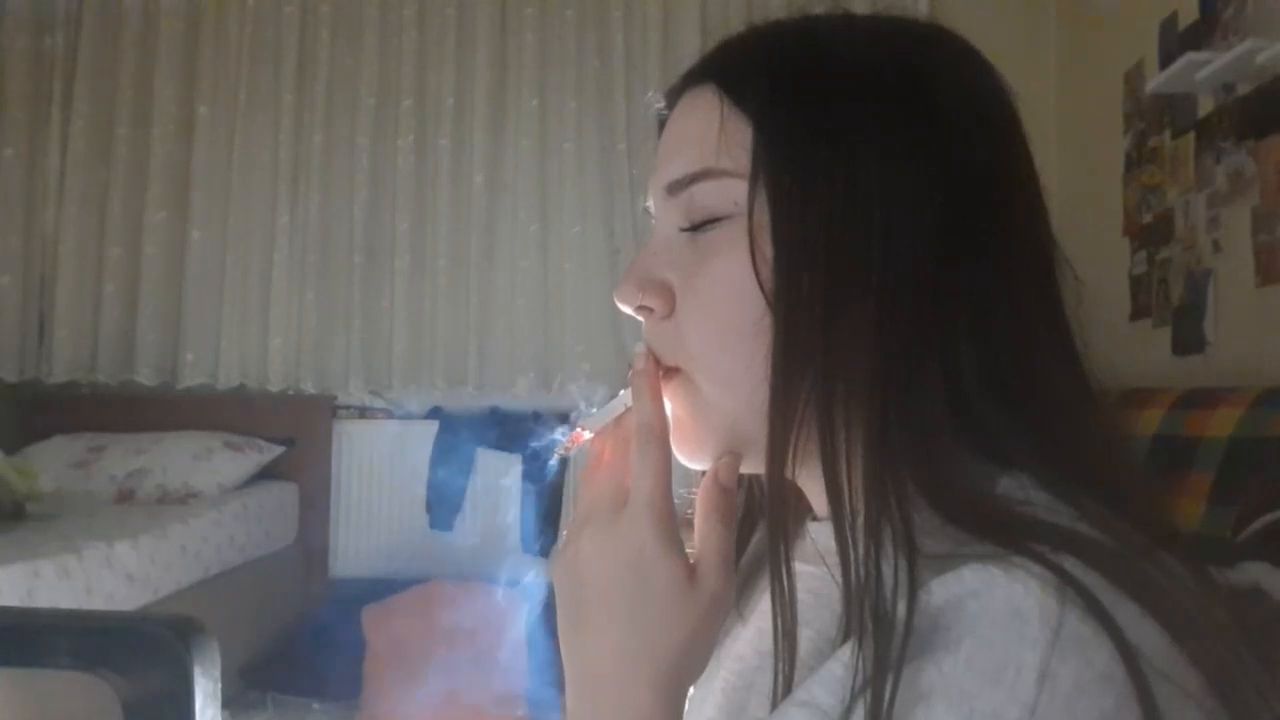 Double Drags Smoking Yuliana