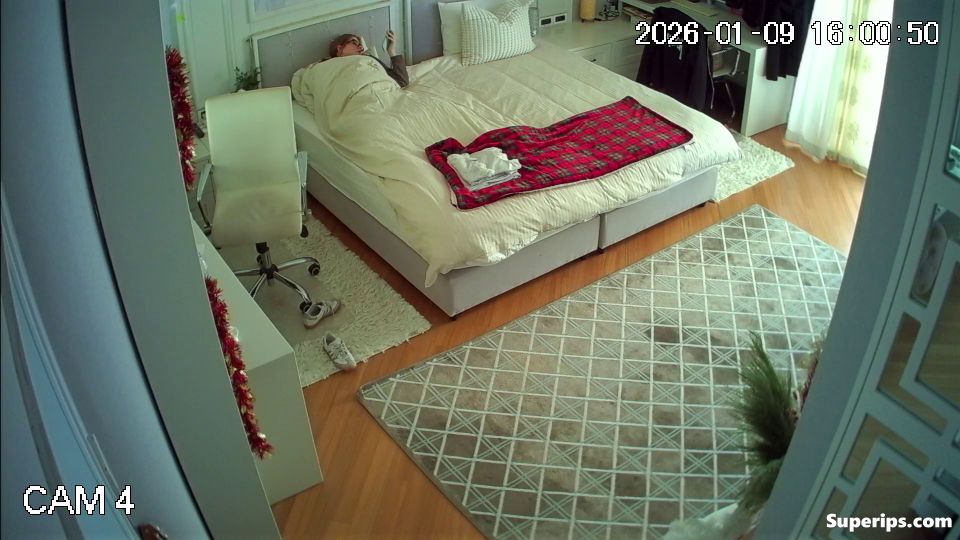 IPCAM – Nerdy German girl masturbates out of boredom