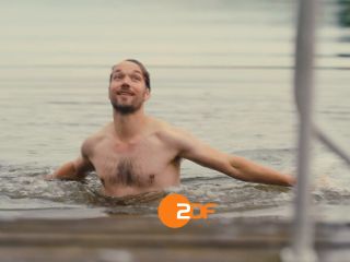 Nudeceleb- Karoline Teska – Mit Herz und Holly s01e04 (2024) HD 1080p