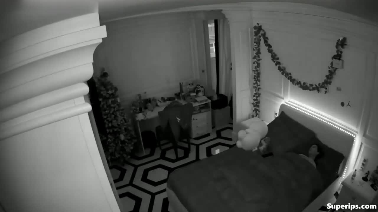 IPCAM – Naughty college girl masturbates on her bed